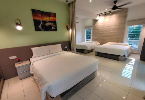 1 dormitorio con 2 camas en una habitación con en KITAKAYA Homestay Templer Park Rawang - 15 Pax, en Rawang