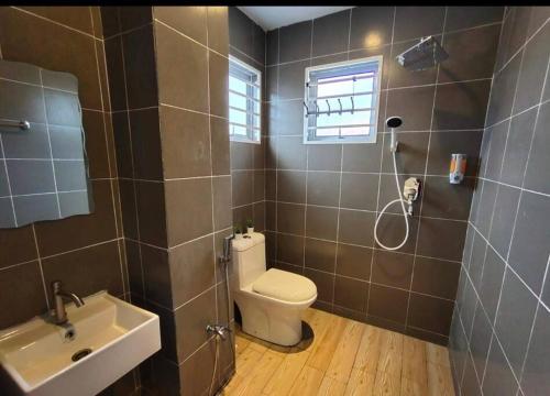 y baño con aseo, lavabo y ducha. en KITAKAYA Homestay Templer Park Rawang - 15 Pax, en Rawang