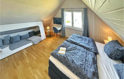 sypialnia z dużym łóżkiem i oknem w obiekcie Eine Brise Glck w mieście Olpenitz