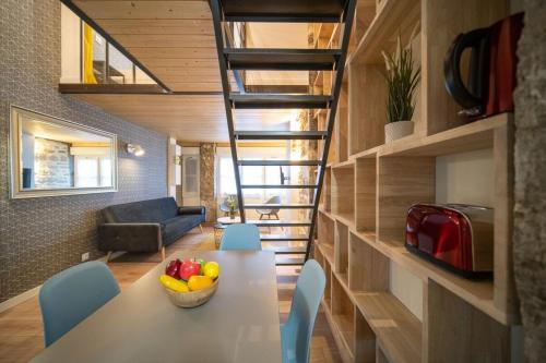 une cuisine et un salon avec une table et des chaises dans l'établissement Spacious renovated loft - University - Guillotière, à Lyon