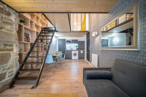 une chambre avec un escalier et un salon dans l'établissement Spacious renovated loft - University - Guillotière, à Lyon