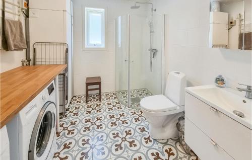 y baño con aseo, lavabo y lavadora. en Stunning Home In Tvrred With Kitchen en Alhammar