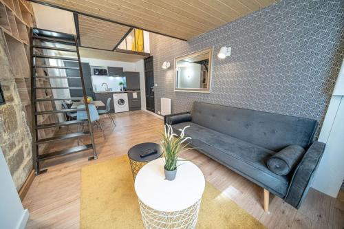 un salon avec un canapé et une table dans l'établissement Spacious renovated loft - University - Guillotière, à Lyon