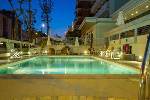 una piscina in un edificio di notte di Hotel Nord Est a Rimini