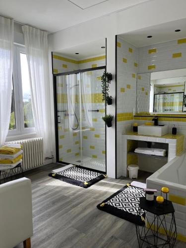 y baño con ducha, lavabo y aseo. en Maison 90 m2 (Logement complet), en Miraumont