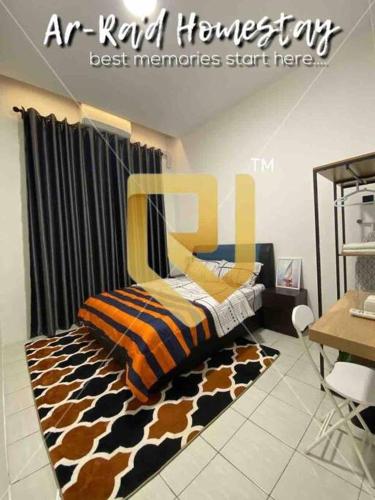 Un dormitorio con una cama temática de jirafa en una habitación en Ar-Ra’d Homestay Semporna en Semporna