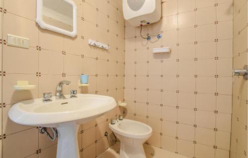 y baño con lavabo y aseo. en Beautiful Home In Villapiana With Wifi en Villapiana