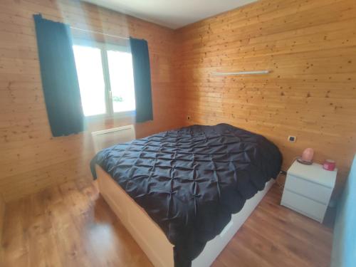 1 dormitorio con 1 cama en una habitación de madera en Villa Zen, en Montbazin
