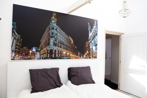 una pared con una imagen de un edificio en La Casita bed and breakfast, en Voorschoten