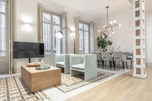 Contemporary loft in the historic city center by REMS