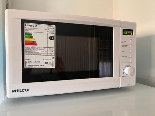 a microwave oven sitting on top of a counter at Luminoso departamento con vista! in Cordoba