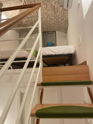 テルリッツィにあるIl Fiore all'Occhielloの二段ベッド2組と階段が備わる客室です。