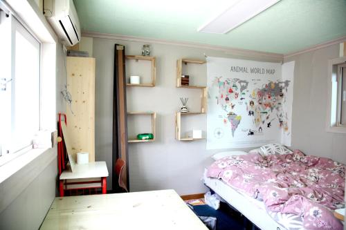 1 dormitorio con cama, mesa y ventana en Camp k en Mokpo