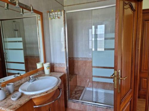 a bathroom with a sink and a shower at Doniños, maravilla del mundo, te esperamos. in Ferrol