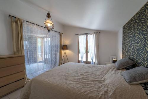 ein Schlafzimmer mit einem großen Bett und einem Fenster in der Unterkunft Appartement in Doussard