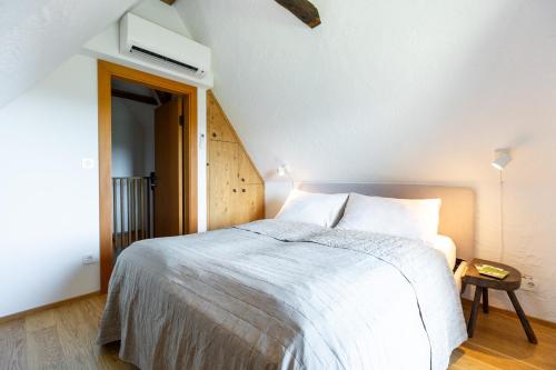 Cama o camas de una habitación en dieKELLERSTÖCKL - Das Weinstöckl S24 mit Pool