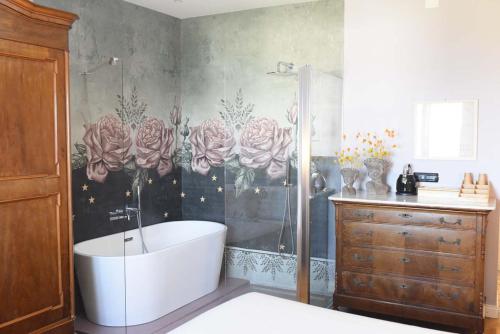 een badkamer met een bad, een douche en een wastafel bij Villa Elicriso in Carloforte