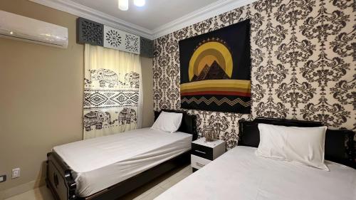Postel nebo postele na pokoji v ubytování Osiris pyramids view inn