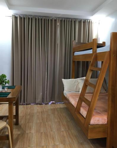 מיטה או מיטות קומותיים בחדר ב-Transient Room near Calatagan Floating Cottage