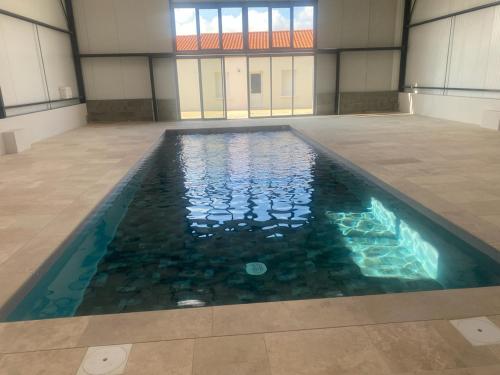 - une piscine dans un bâtiment d'eau bleue dans l'établissement Gîtes du Grand Air, à Saint-Michel-en-lʼHerm