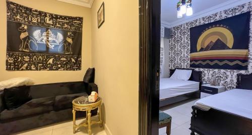 Postel nebo postele na pokoji v ubytování Osiris pyramids view inn