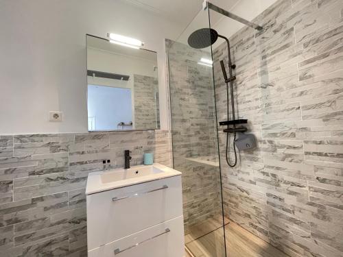 une salle de bain avec une douche, un lavabo et un miroir dans l'établissement Nice Renting - GRIMALDI - Best Place Heart of Golden Square - AC - Fully Equipped, à Nice