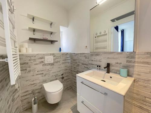 Nice Renting - GRIMALDI - Best Place Heart of Golden Square - AC - Fully Equipped