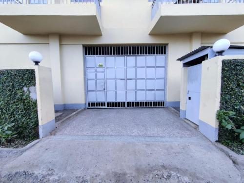 una puerta de garaje en el lateral de una casa en Mileslin Homes, en Machakos