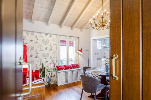 een eetkamer met een tafel en een kroonluchter bij DUOMO - Prestigious Penthouse with Panoramic View in Milaan