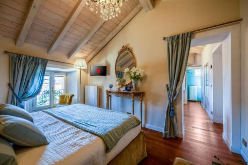 een slaapkamer met een groot bed en een spiegel bij DUOMO - Prestigious Penthouse with Panoramic View in Milaan