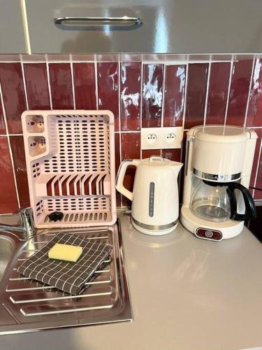 Il comprend une cuisine équipée d'une cafetière et d'un grille-pain. dans l'établissement T2 chaleureux - wifi - plage et commerces à pieds, à Berck-sur-Mer
