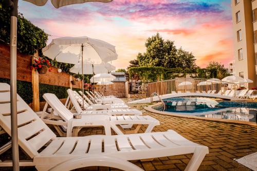 Kolam renang di atau dekat dengan Hotel Aurora