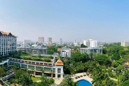 a city with a building and trees and buildings at Astra condo清迈市中心古城高端温馨公寓两卫浴wifi泳池健身房山景城景房 in Chiang Mai
