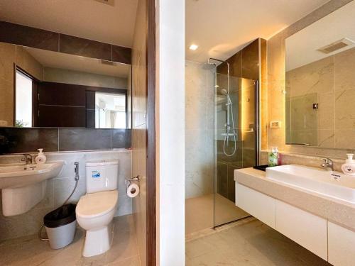 La salle de bains est pourvue de toilettes, d'un lavabo et d'une douche. dans l'établissement 清迈古城市中心高端温馨公寓两卫浴wifi泳池健身房山景城景房, à Chiang Mai