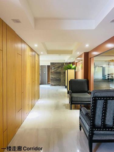 a hallway with two chairs in a building at Astra condo清迈市中心古城高端温馨公寓两卫浴wifi泳池健身房山景城景房 in Chiang Mai
