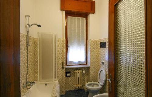 ein Bad mit einem WC und einem Waschbecken in der Unterkunft Gorgeous Apartment In Chiavari With Kitchen in Chiavari