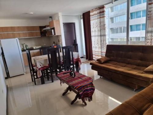 Nhà bếp/bếp nhỏ tại Santa Cruz Hermoso Departamento Piscina Toboganes