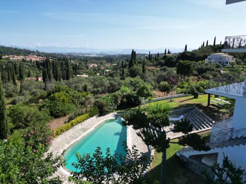 vista aerea su una piscina in un resort di Mythos luxury apartments a Città di Corfù