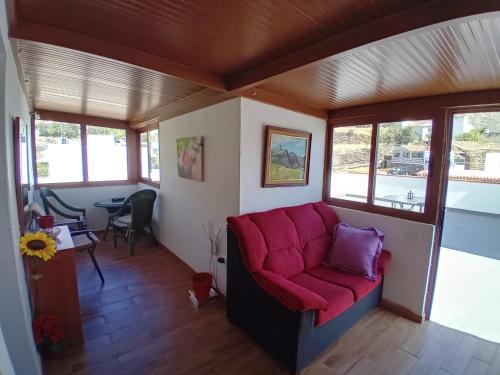 - un salon avec un canapé rouge et une table dans l'établissement Princess Antonella 1, à Tejeda