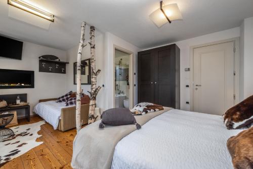 a bedroom with two beds and a hanging bed at Hotel Folgarida in Folgarida