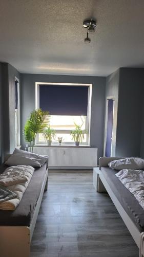 Pokój z 2 łóżkami i dużym oknem w obiekcie Flensburg Strandnah 2 w mieście Flensburg