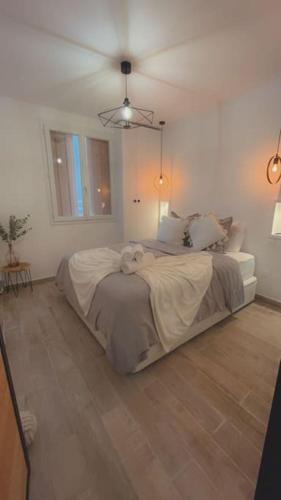 une chambre avec un grand lit avec un plafond dans l'établissement Maison Hanaa, Sauna & Spa, à Pierrefitte-sur-Seine