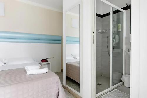 Koupelna v ubytování Hotel Villa Argia Rimini Marina Centro