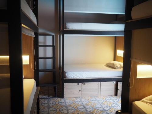 Postel nebo postele na pokoji v ubytování Baboon Hostel