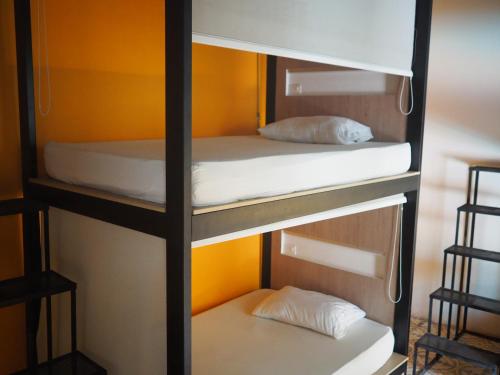 Postel nebo postele na pokoji v ubytování Baboon Hostel