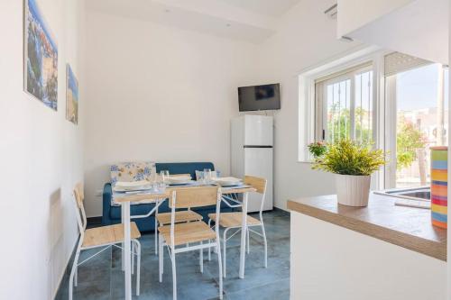une salle à manger et une cuisine avec une table et des chaises dans l'établissement La Casa degli Oleandri, à Torre Santa Sabina