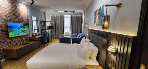 a hotel room with a bed and a living room at Qasr Al Sahab in Khamis Mushayt