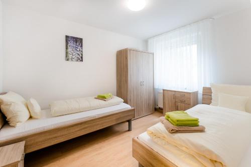 ein Schlafzimmer mit zwei Betten und einem Fenster in der Unterkunft Hotel zur Post e.K. in Waischenfeld