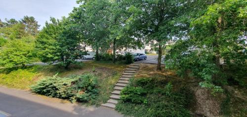 eine Luftaufnahme einer Straße mit einem unter Bäumen geparkten Auto in der Unterkunft Idéal couple Appartement 1 chambre Cosy et calme pour visiter Nantes in Nantes