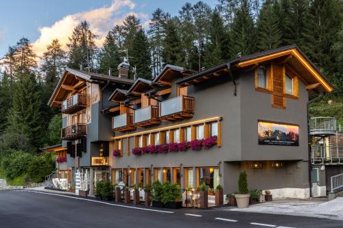a building with windows and balconies on a street at Hotel Folgarida in Folgarida